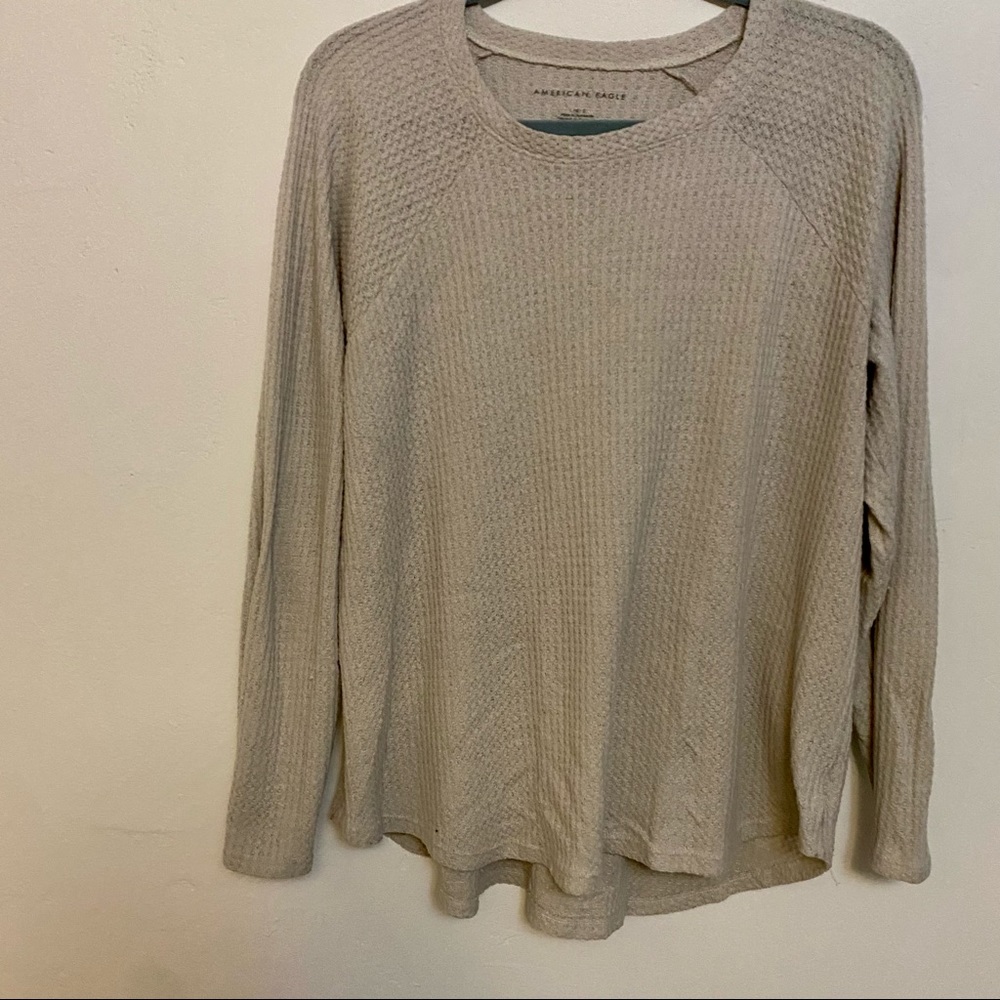 Cream long sleeve American eagle shirt. Size:large